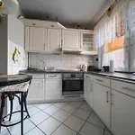 아파트 Szczepin Spacious By Bookinghost *